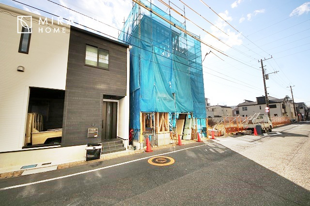 【前面道路含む現地写真】 | 青く澄み渡った綺麗な空と、陽の光をたっぷりと受ける、そんな新築住宅で新生活をスタートしてみませんか？見学・ご相談等、ミライズホーム(株)までお気軽にご連絡下さい♪
