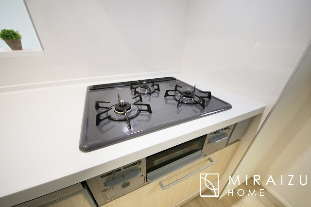 【その他】 | 3口コンロ付きなので、お料理がすごくはかどります。煮込み料理をしながら、焼き物や汁物などをパパパッとお料理可能です。コンロの数が多いことで時短料理も可能になるのが嬉しいですね。