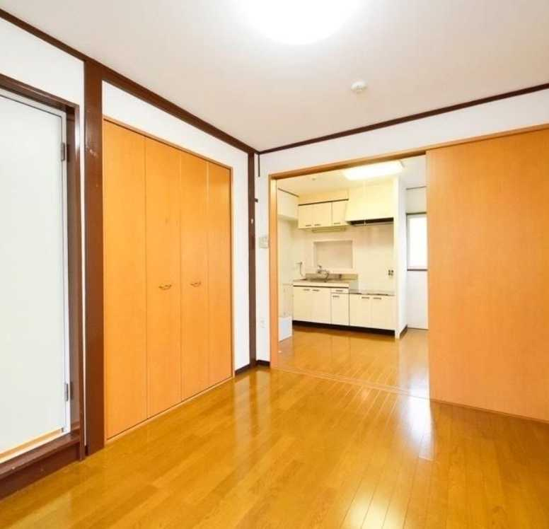 ドエル大橋　南向き　角部屋　ルームシェア相談の居間・リビング