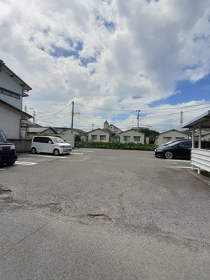 【駐車場】 | パルク・フローランテ | 駐車場があるので、車を買う予定の方も安心です
