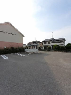 【駐車場】 | パルク・フローランテ | カースペースがあります