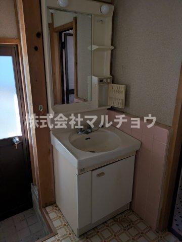 稲成戸建ての独立洗面台|朝の支度にも助かる、独立の洗髪洗面化粧台