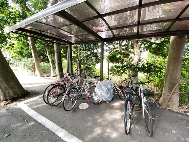 藤沢市円行のアパートのその他共用部分|整備された駐輪場♪