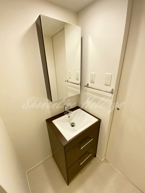 藤沢市円行のアパートの洗面所|収納できる洗面台♪