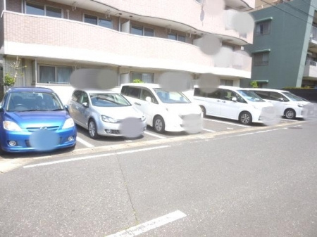 サニーコート18の駐車場