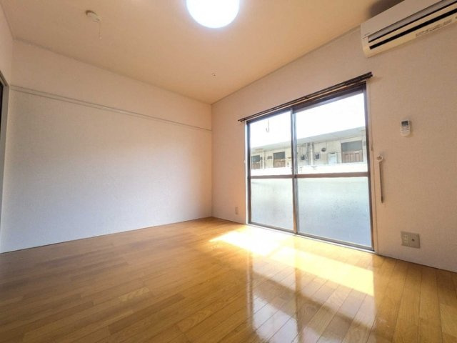 コーポ下賀茂の居間・リビング