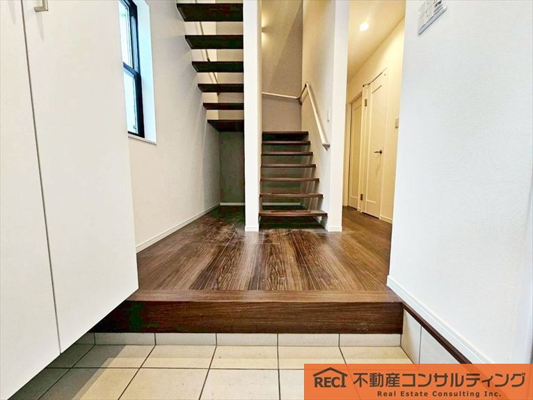 神戸市灘区青谷町3丁目　新築戸建の玄関