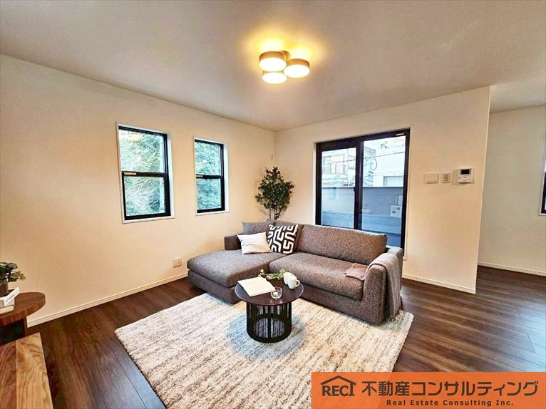 神戸市灘区青谷町3丁目　新築戸建の居間・リビング|住宅設備充実！