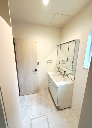 佐伯区三宅5丁目　№36530の独立洗面台|3面鏡の裏には便利な
収納があります。