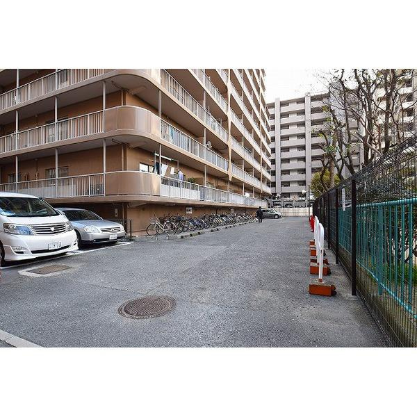 緑地公園グランドコーポの駐車場