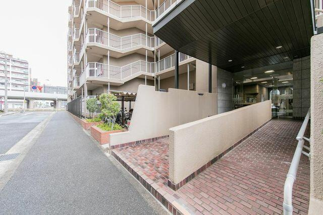 緑地公園グランドコーポのエントランス