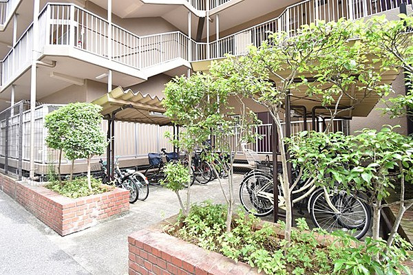 緑地公園グランドコーポの駐輪場