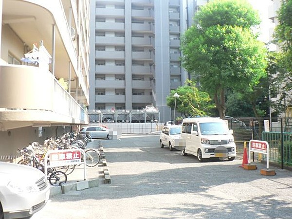 緑地公園グランドコーポの駐車場