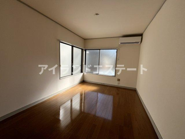 10FLATS　駅近　ペット相談　角部屋の居間・リビング