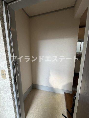 10FLATS　駅近　室内洗濯機置場　南向きの玄関