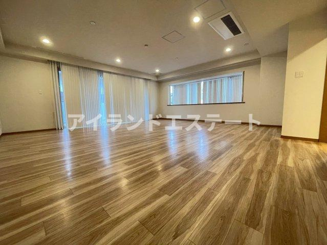 ガーデン東が丘-W　ペット相談　トランクルーム　の居間・リビング