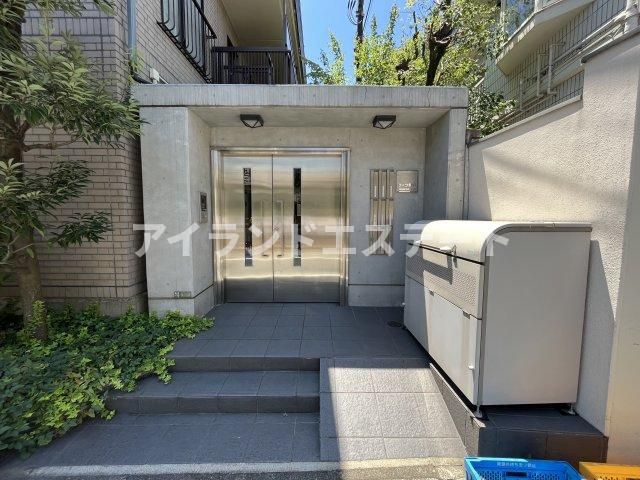 ヴィク駒沢　駅近　専用庭　角部屋のエントランス