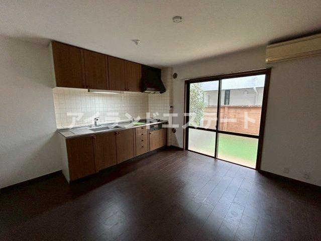 ヴィク駒沢　駅近　専用庭　角部屋の居間・リビング