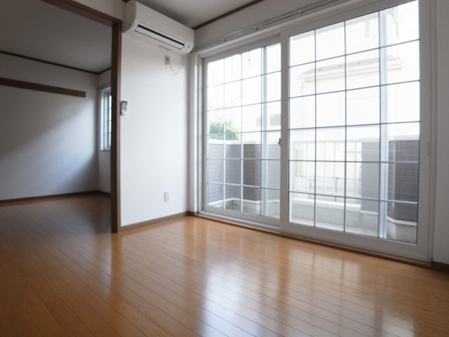 ブリックハウスの居間・リビング|こちらの居間で趣味の時間をお楽しみください