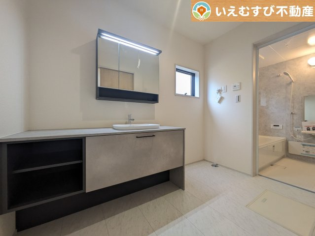 Livele Garden.S　深谷岡里第3の独立洗面台|ゆとりの広さの洗面室
洗濯機を置いても余裕のある広さ！家事をするにも身支度するにも便利な広さですね！