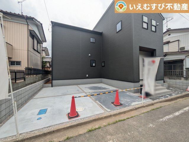 Livele Garden.S　深谷岡里第3の駐車場|並列3台駐車可能なゆとりのカースペース
複数台車をお持ちでも、お友達が遊びに来てもゆとりの駐車スペース！