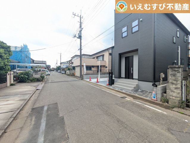 Livele Garden.S　深谷岡里第3の前面道路含む現地写真|安心の広々6ｍ前面道路
6ｍの前面道路はお車の駐車が楽々！すれ違える広さが確保されています♪
