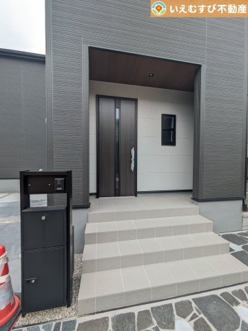 Livele Garden.S　深谷岡里第3のエントランス|落ち着いた色づかいのエントランス
駐車場からアクセスの良いエントランス。雨の日や荷物が多くても安心の動線♪