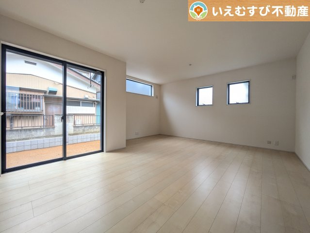Livele Garden.S　深谷岡里第3の居間・リビング|開放感と家族との距離感にこだわったＬＤＫ
採光たっぷりのリビングで休日には家族みんなでくつろげそうですね♪