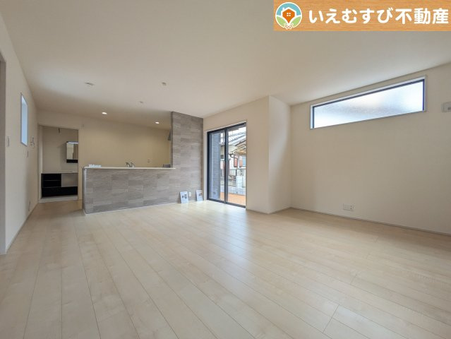 Livele Garden.S　深谷岡里第3の居間・リビング|ナチュラルな色合いで落ち着いた印象のリビングダイニング
ぬくもりのあるナチュラルな空間。グリーンを飾っても相性が良さそうですね♪