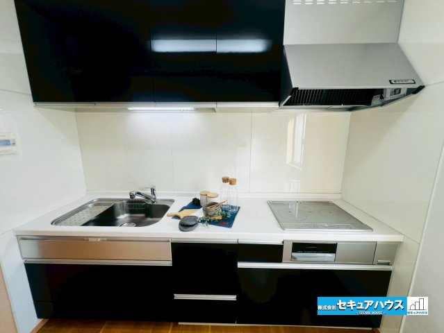 【中古建て】東海市名和町向イ山のキッチン|【キッチン】
◆同時にたくさんの料理が調理できる。「焼く・蒸す・煮る」の工程を同時進行で進めることができるので、料理を素早く作ることができます。育児でバタバタ忙しいママに嬉しい♪