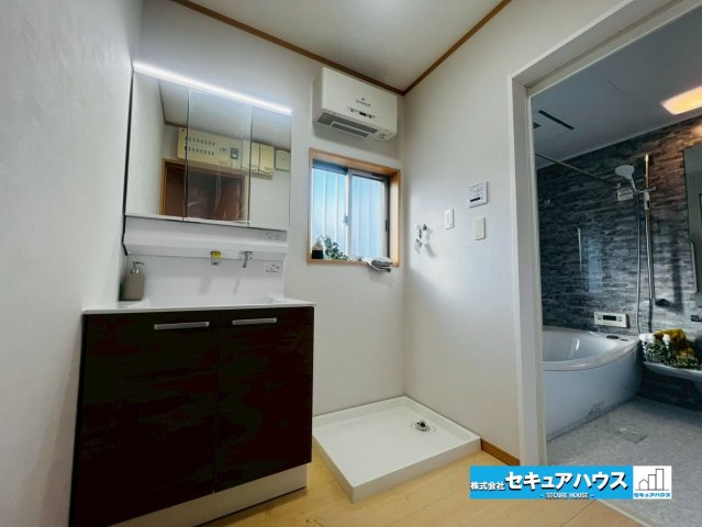 【中古建て】東海市名和町向イ山の独立洗面台|【洗面台】
◆鏡の裏にはたっぷりと収納スペースを標準装備！
◆電源を付属しているのでドライヤーなど利用できます♪