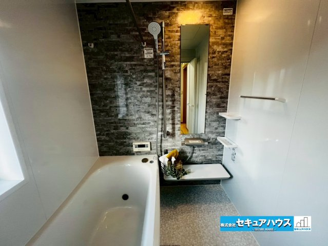 【中古建て】東海市名和町向イ山の浴室|【浴室】
◆アクセントパネルで落ち着きのある雰囲気を演出します。毎日の疲れを癒やすバスタイムをお楽しみ下さい！
◆窓付きで、カビの繁殖を抑える効果があります。