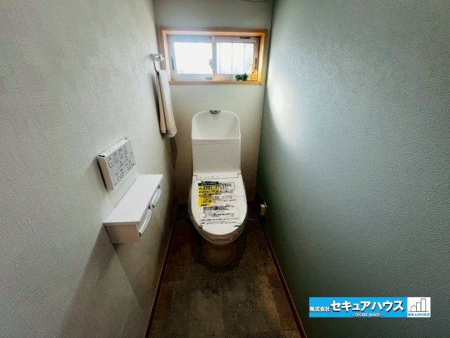 【中古建て】東海市名和町向イ山のトイレ|【1階トイレ】
◆高機能トイレの多くは便器のフタの開閉が自動であり、使用後に手動で水を流す面倒もなく非常に便利です。スタイリッシュな見た目で、お掃除しやすく、節水効果が高いです。
