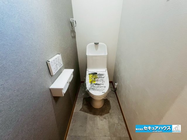 【中古建て】東海市名和町向イ山のトイレ|【2階トイレ】
◆高機能トイレの多くは便器のフタの開閉が自動であり、使用後に手動で水を流す面倒もなく非常に便利です。スタイリッシュな見た目で、お掃除しやすく、節水効果が高いです。