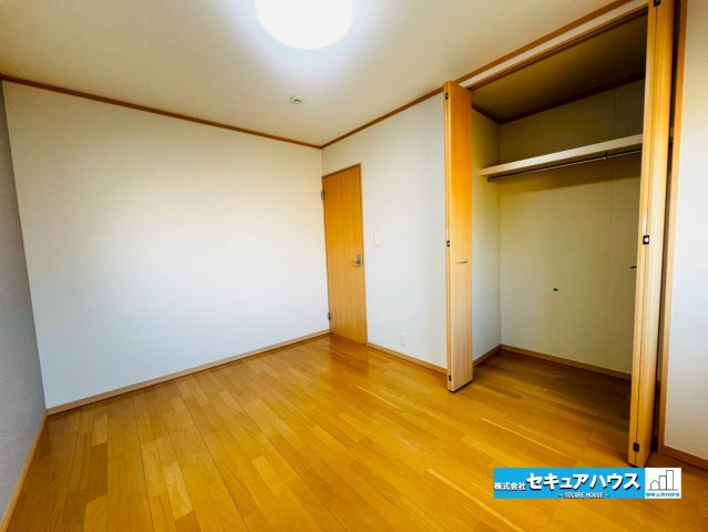 【中古建て】東海市名和町向イ山の洋室|【洋室】
◆広々とした居住空間は日々の暮らしを彩り、心のやすらぎと満足感を与えてくれます。通風と採光を考慮した設計は子供たちはのびのび育ち、家族でくつろぎと団らんを生み出します。