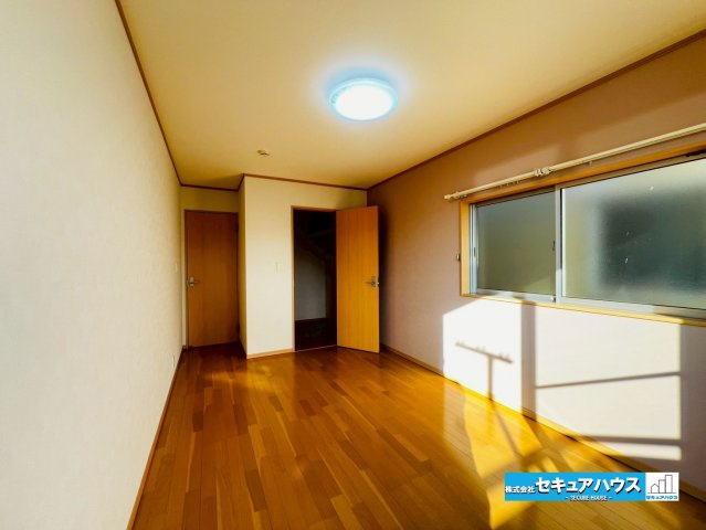 【中古建て】東海市名和町向イ山のその他|【洋室】
◆家族一人ひとりの大切なプライベート空間。趣味に合わせて使って頂けるようシンプルに仕上げてあります。暮らし心地を大きく左右する収納を、適材適所に配置し使い勝手を考慮しました。　