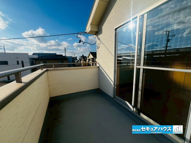 【中古建て】東海市名和町向イ山のバルコニー|【バルコニー】
◆見晴らしもよく、太陽の温かな温もりをめいっぱい受け止めてくれます。
太陽の光と爽やかな風を受けたお洗濯物はあっという間に乾き、取りこむ時には太陽の匂いを感じられそうですね。　