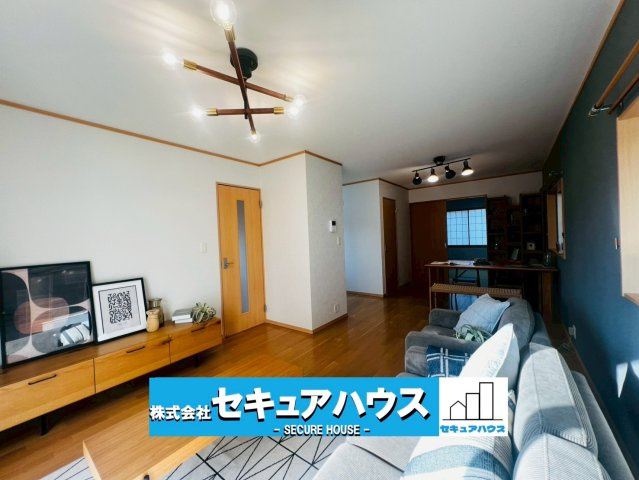【中古建て】東海市名和町向イ山の居間・リビング|事前予約にて現地ご見学いただけます！お気軽にお問い合わせください♪
■株式会社　セキュアハウス■
住宅ローンに強く、知識、経験豊富なスタッフ在籍
お客様に寄り添い、ご成約後もサポート致します