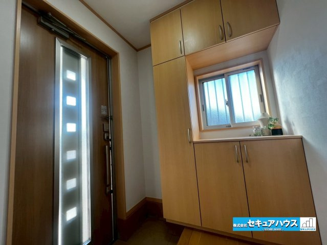 【中古建て】東海市名和町向イ山の玄関|【玄関】
◆光が差し込み明るいです。気分も晴れやかになりますね。
◆玄関には、収納力のあるシューズボックスがございます。玄関まわりがすっきり片付きます。　