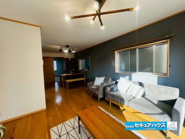 【中古建て】東海市名和町向イ山の居間・リビング|【LDK】
◆家族揃ってリビングで過ごすお休みの日が、楽しみになる場所となることでしょう。
対面式のオープンキッチンは、家事をしながら家族の様子が一目でわかる安心＆便利設備♪