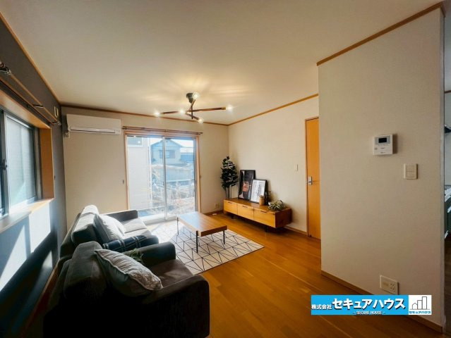 【中古建て】東海市名和町向イ山の居間・リビング|【LDK】
◆日当たりが良く温かい広々リビングは家族の団らんスペースになります。