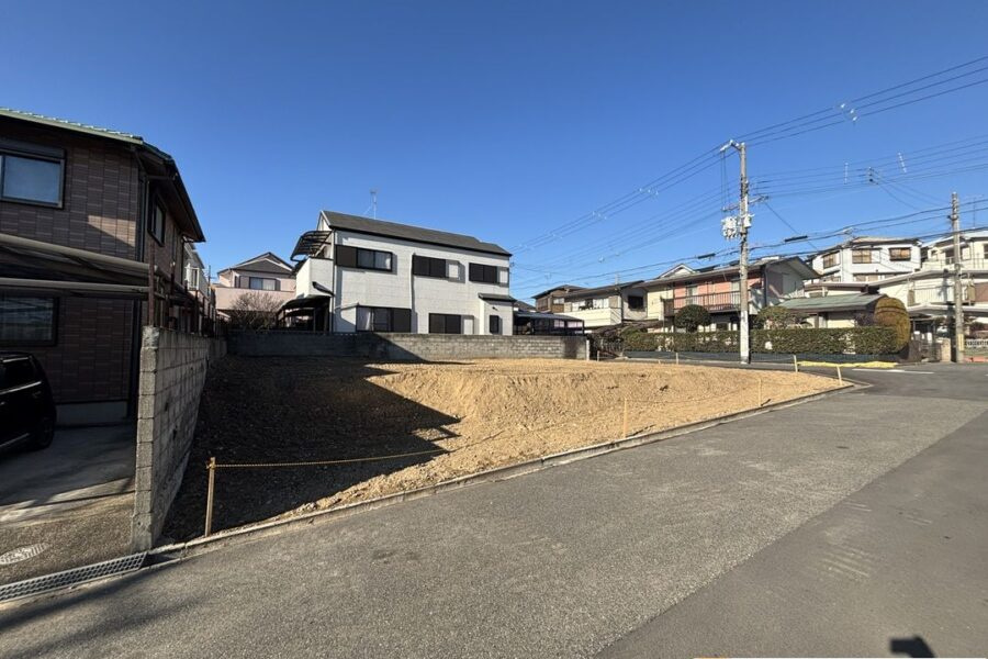 垂水区小束山本町　売り土地の前面道路含む現地写真