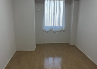 【洋室】 | オハナ淵野辺ガーデニアシーズンレジデンス棟 | 洋室のメリットは重い家具が置きやすく、身の回りが整理しやすいことです。 床がフローリングのため畳とは異なり凹みにくいです。 クローゼットなど収納が豊富で、普段使わない旅行カバンや服の整頓も簡単にです。