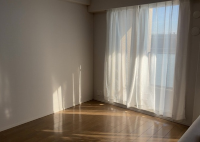 【寝室】 | オハナ淵野辺ガーデニアシーズンレジデンス棟 | 寝室でゆっくりと過ごすためにはベッド周りの適度な空間を担保することや窓の位置、照明の明るさ、寝室の広さなどを考える必要があります。自身や家族の構成とライフスタイルに併せて寝室にする部屋を選びましょう！