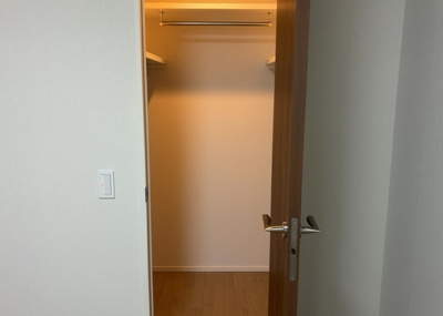 【収納】 | オハナ淵野辺ガーデニアシーズンレジデンス棟 | デザイン性を重視しすぎて収納が少なかった！なんてことにならないため、事前に現地で収納の数を確認しておくことをお勧めします。クローゼット以外にも床下収納や屋根裏収納、パントリーなどもチェックしましょう。