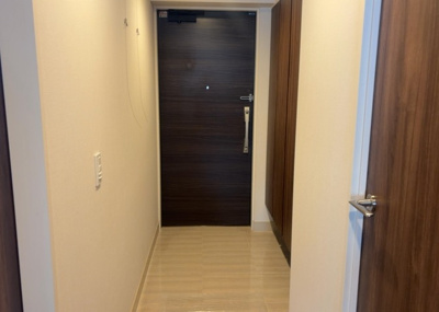 【玄関】 | オハナ淵野辺ガーデニアシーズンレジデンス棟 | 玄関は家の顔でもあり、家族以外の目にも止まる場所です。玄関は外との間を仕切る扉、靴などをしまっておく収納スペース、靴脱ぎのたたきスペース、来客とのやり取りをするドアホンなど複数のアイテムからなります。