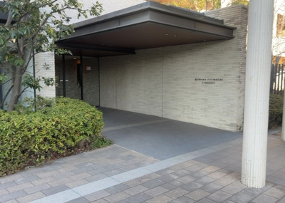 【エントランス】 | オハナ淵野辺ガーデニアシーズンレジデンス棟 | マンションのエントランスには、もともと風よけや防犯の役割がありますが、マンションによって宅配ボックスなどの設備が備わっている所もあります。日々の生活をイメージしながら生活しやすさをチェックしましょう。