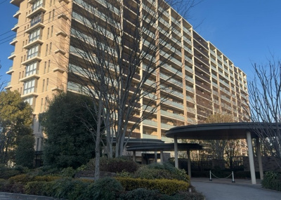 【外観】 | オハナ淵野辺ガーデニアシーズンレジデンス棟 | 外観はマンション管理がされているかの目安になります。築年数が古いと、壁面は劣化してひび割れが生じることも！建物が古びていても細かいところが修繕されていると、きちんと管理されているなぁと感じるでしょう。