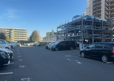 【駐車場】 | オハナ淵野辺ガーデニアシーズンレジデンス棟 | 車一台あたりに必要なスペースは、標準サイズの普通自動車で横幅2m50cm、長さ5mは必要になります。ただし、乗降のことも考慮して横幅3m30cm、長さ5m50cmほどは確保できるところを選びましょう。