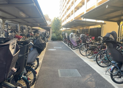 【駐輪場】 | オハナ淵野辺ガーデニアシーズンレジデンス棟 | マンションの駐輪場は、事前に空きがあるか確認を取ると安心です。せっかく入居したのに駐輪スペースがない！なんてことになったら大変ですよね。そこで、内見時や購入前にはまず事前に確認しておくと良いでしょう。